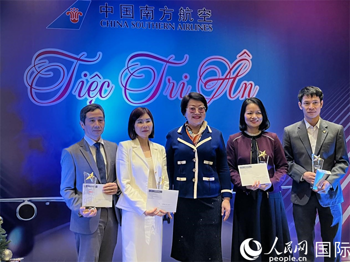 中越航司界代表在交流會(huì)上合影。人民網(wǎng)記者 楊曄攝