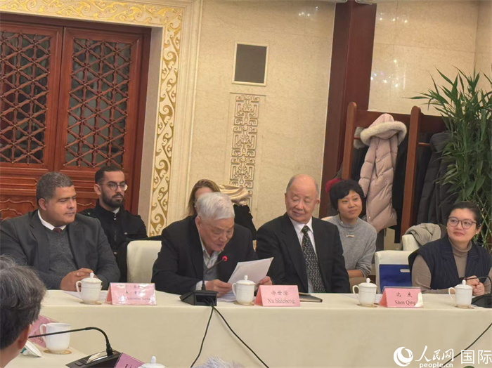 老一輩赴古留學(xué)生代表徐世澄在座談會(huì)上發(fā)言。人民網(wǎng)記者 趙健攝