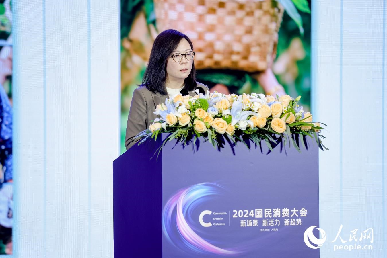 百果園集團首席營銷官楊茜在2024國民消費大會現(xiàn)場進行分享。