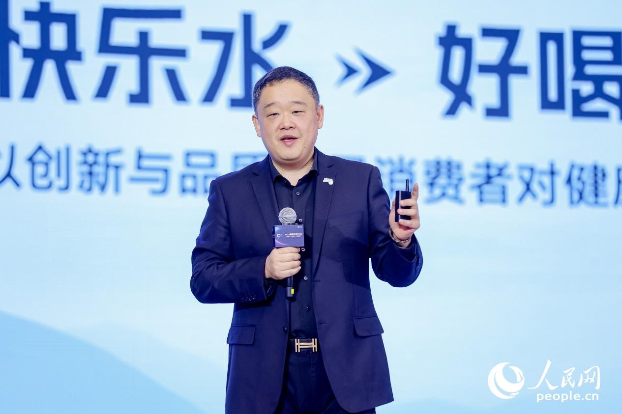 樂百氏（廣東）飲用水有限公司總經(jīng)理郝曉偉在2024國民消費大會上分享。