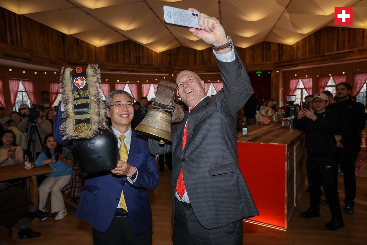 瑞士駐華大使白瑞誼與北京市西城區(qū)委副書記、代區(qū)長郅海杰搖響瑞士牛鈴，共同為小木屋揭幕。瑞士駐華大使館供圖