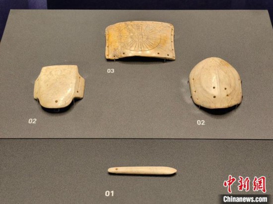 12月14日，“文明先鋒—凌家灘文化玉器展”在故宮博物院文華殿開幕。圖為展覽現(xiàn)場的玉龜、玉版和玉簽。 中新社記者 應(yīng)妮 攝