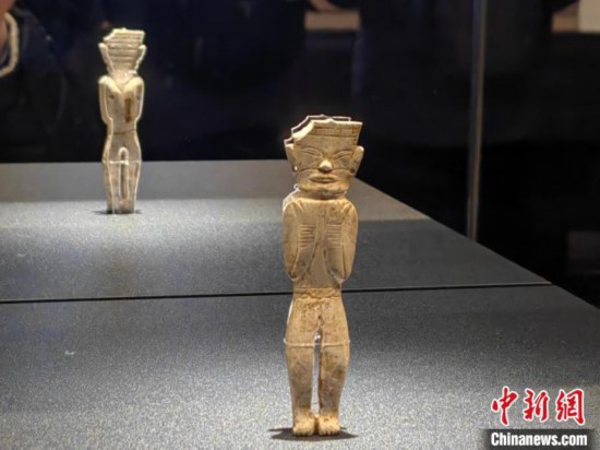 12月14日，“文明先鋒—凌家灘文化玉器展”在故宮博物院文華殿開幕。圖為展覽現(xiàn)場的立姿玉人。 中新社記者 應(yīng)妮 攝