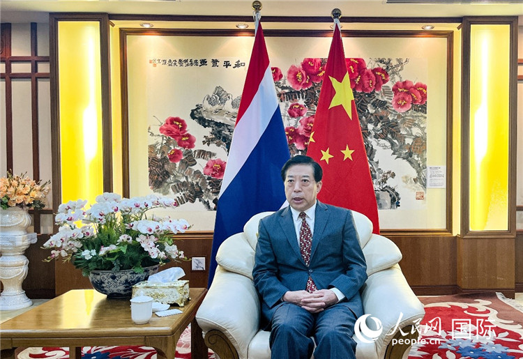 2024年12月10日，中國駐泰國大使韓志強在泰國曼谷接受中國—東盟中心（ACC）組織的“多彩東盟：2024年中國媒體東盟行”媒體團采訪。人民網(wǎng)記者 羨江楠攝