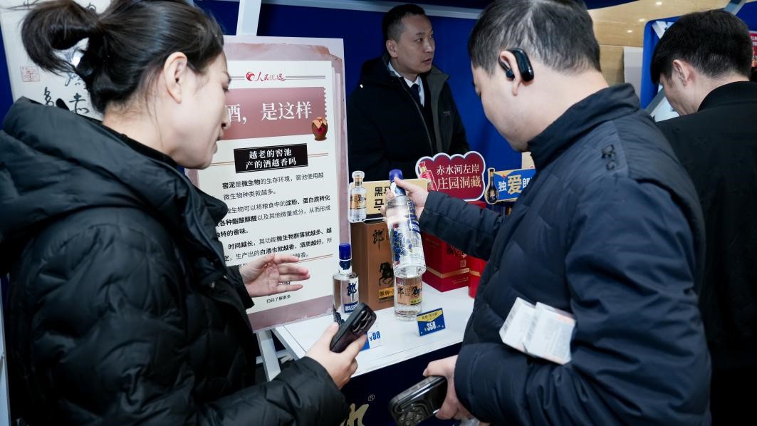 白酒展位負(fù)責(zé)人在為嘉賓介紹。張新攝