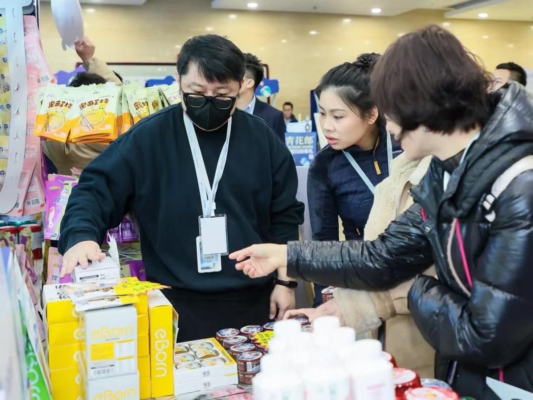 嘉賓了解展區(qū)里的寵物“零食”。劉磊攝