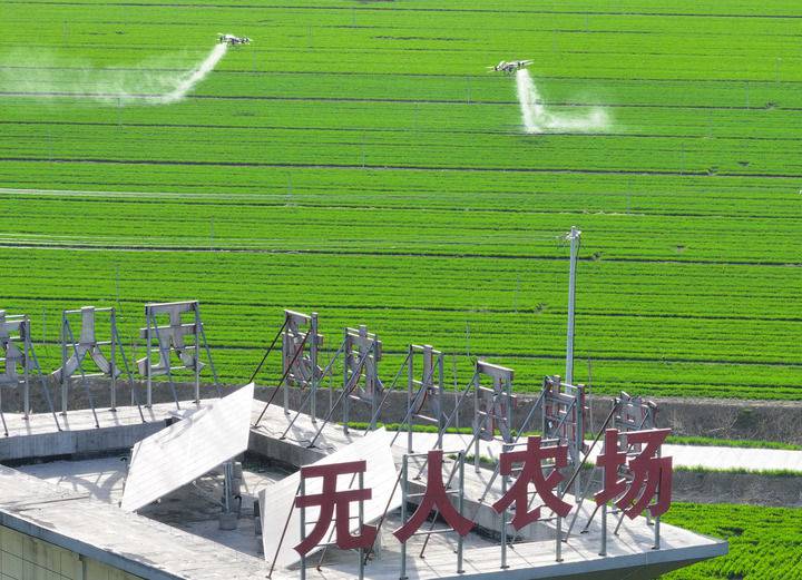 2024年3月19日，在安徽省亳州市譙城區(qū)趙橋鄉(xiāng)雙樓村的無人農(nóng)場，農(nóng)業(yè)無人機(jī)按照事先設(shè)定好的線路進(jìn)行作業(yè)（無人機(jī)照片）。新華社記者 杜宇 攝