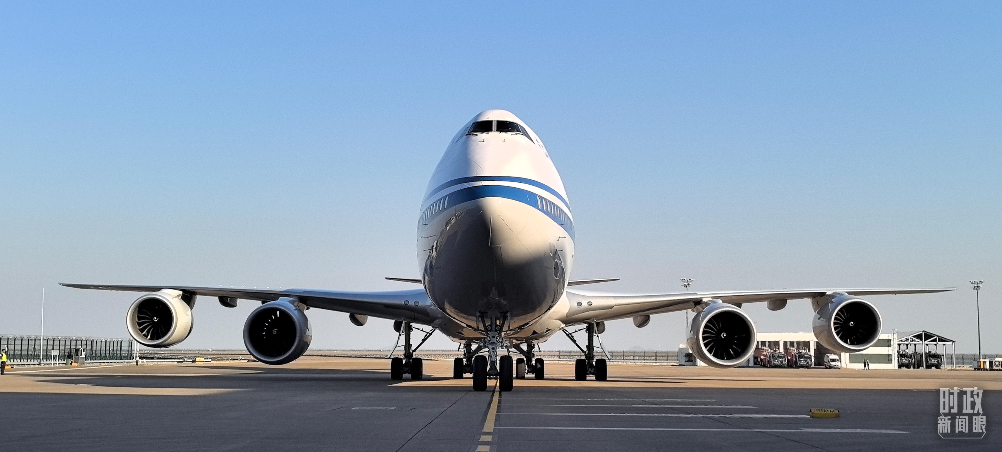 △習主席專機抵達澳門國際機場。（總臺央視記者王子杭拍攝）