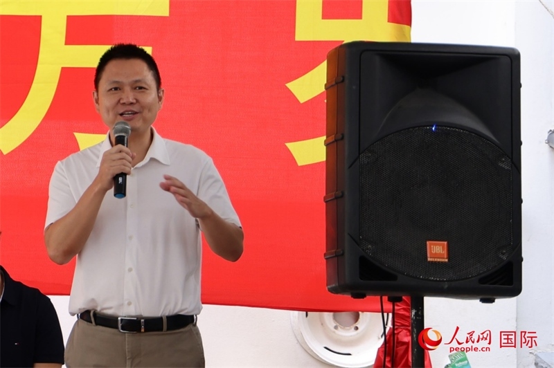 中國駐里約總領(lǐng)館副總領(lǐng)事王尉育在捐贈(zèng)活動(dòng)上致辭。人民網(wǎng)記者 陳海琪攝