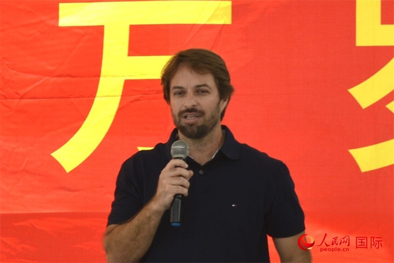 里約州環(huán)境與可持續(xù)發(fā)展廳副廳長費(fèi)利佩·克魯奇克在捐贈(zèng)活動(dòng)上致辭。人民網(wǎng)記者 陳海琪攝