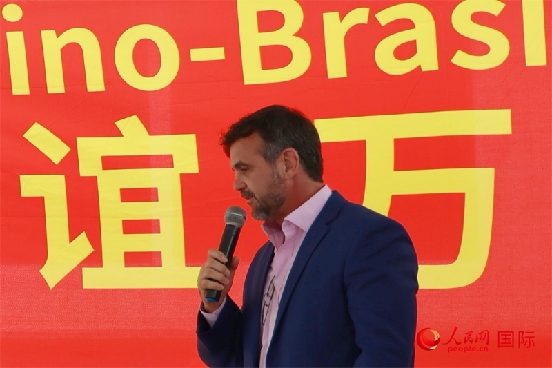 里約州國家環(huán)境研究所所長雷納托·若爾當(dāng)在捐贈(zèng)活動(dòng)上致辭。人民網(wǎng)記者 陳海琪攝