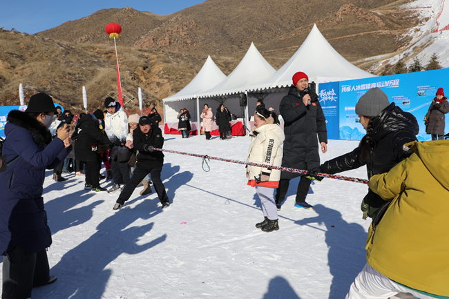 雪地拔河活動(dòng)。內(nèi)蒙古自治區(qū)殘疾人聯(lián)合會(huì)供圖