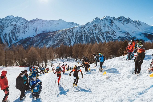 中國隊布魯爾（4號）在比賽中保持領(lǐng)先。中國滑雪登山隊供圖