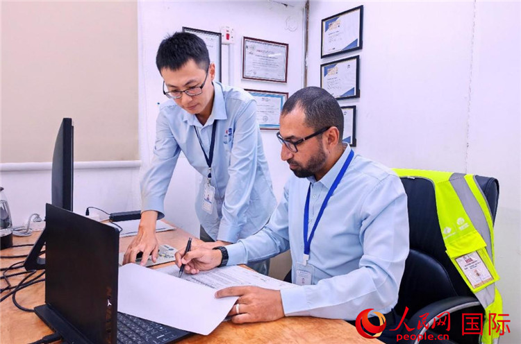中外員工共同跟進項目進展。人民網(wǎng)記者 管克江攝