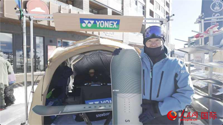 大塚幸博向記者展示滑雪板。人民網(wǎng)記者 袁蒙攝