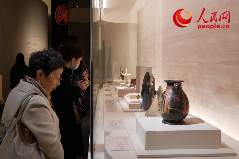 11月13日，觀眾正在國博參觀“美的多元——古希臘的藝術(shù)與生活”展。人民網(wǎng)記者 韋衍行攝