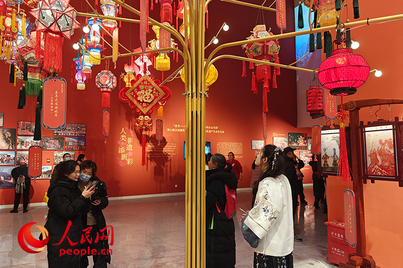 12月21日，觀眾正在參觀“過年——春節(jié)主題展”。人民網(wǎng)記者 韋衍行攝