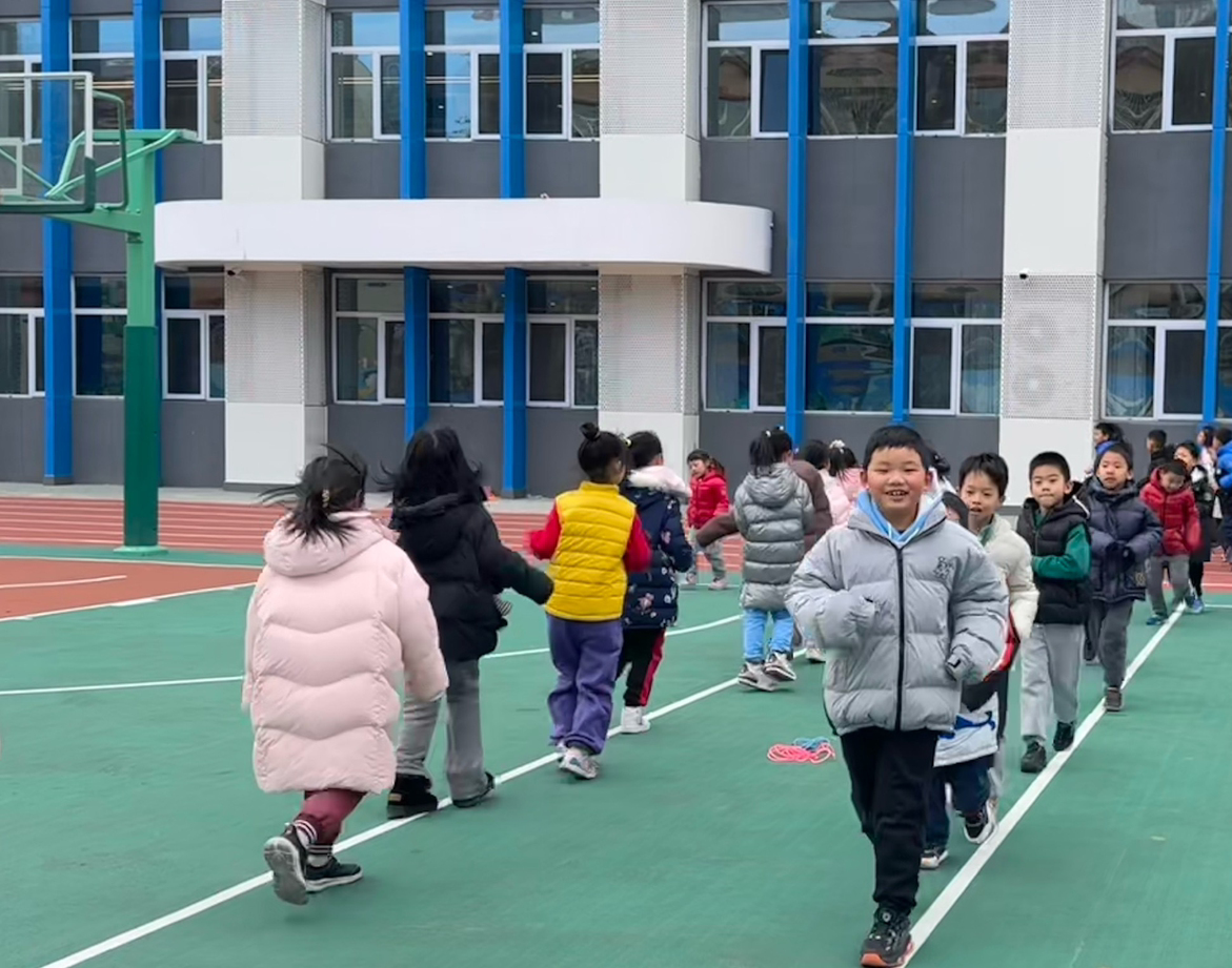 一年級的同學(xué)課間跑步 。學(xué)校供圖