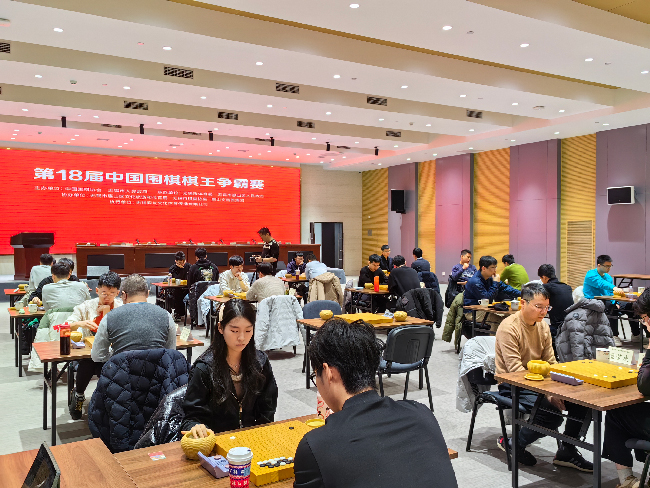 棋手在比賽中。人民網(wǎng)記者 李乃妍攝