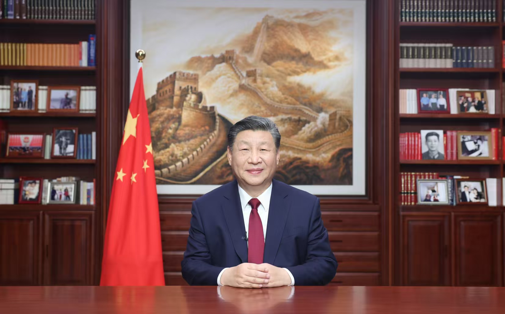 2023年12月31日，新年前夕，國(guó)家主席習(xí)近平通過(guò)中央廣播電視總臺(tái)和互聯(lián)網(wǎng)，發(fā)表二〇二四年新年賀詞。圖片來(lái)源：新華社