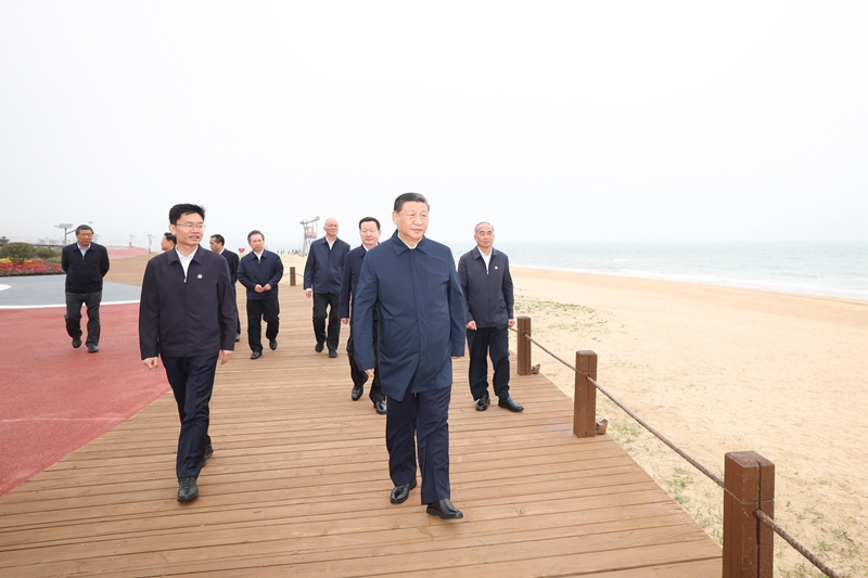 2024年5月22日，習(xí)近平總書記在山東日照陽光海岸綠道考察。