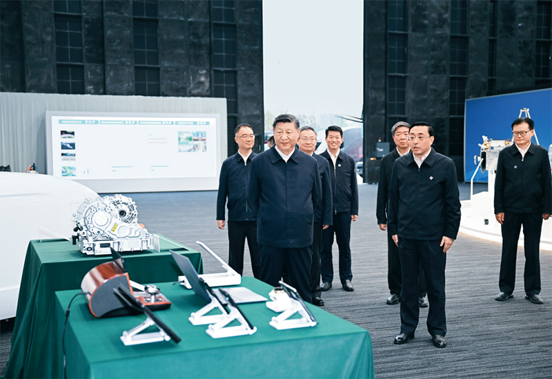 2024年10月17日至18日，中共中央總書記、國家主席、中央軍委主席習近平在安徽考察。這是17日下午，習近平在合肥濱湖科學城察看安徽省重大科技創(chuàng)新成果集中展示。 新華社記者 謝環(huán)馳/攝