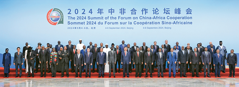 2024年9月5日上午，國家主席習近平在北京人民大會堂出席中非合作論壇北京峰會開幕式并發(fā)表主旨講話。這是開幕式前，習近平同出席峰會的外方領導人集體合影。 新華社記者 饒愛民/攝