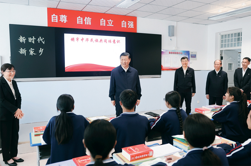 2024年6月18日至19日，中共中央總書記、國家主席、中央軍委主席習近平在青海考察。這是18日下午，習近平在果洛西寧民族中學高一（1）班觀摩“新時代、新家鄉(xiāng)”主題思政課。 新華社記者 鞠鵬/攝