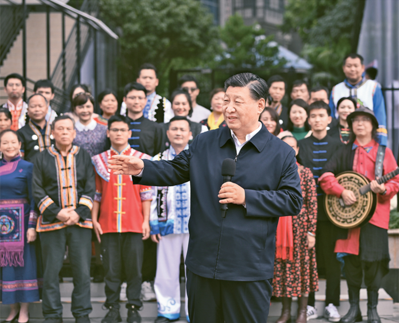 2023年12月14日至15日，中共中央總書記、國家主席、中央軍委主席習近平在廣西考察。這是14日上午，習近平在南寧市良慶區(qū)蟠龍社區(qū)考察時，同社區(qū)各族群眾親切交流。 新華社記者 燕雁/攝
