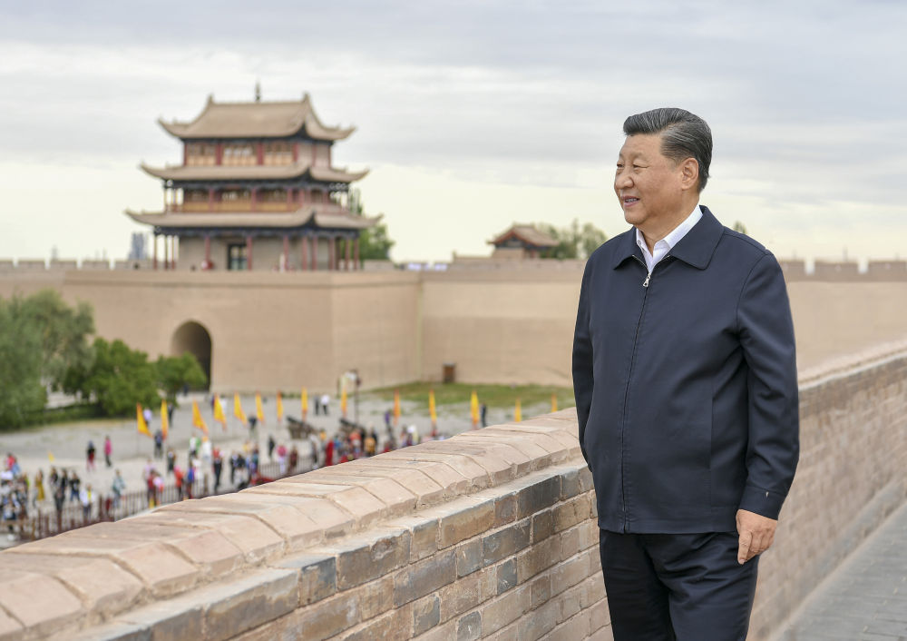 2019年8月20日上午，習近平總書記來到嘉峪關(guān)關(guān)城，登上城樓察看關(guān)城整體面貌，聽取河西走廊長城、關(guān)隘歷史文化情況介紹。新華社記者 謝環(huán)馳 攝