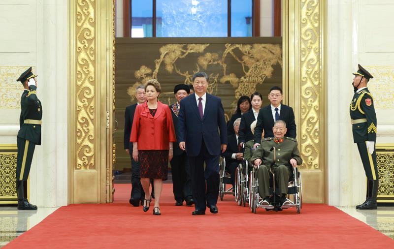 △2024年9月29日，中華人民共和國(guó)國(guó)家勛章和國(guó)家榮譽(yù)稱號(hào)頒授儀式在北京人民大會(huì)堂金色大廳隆重舉行。習(xí)近平總書記同國(guó)家勛章和國(guó)家榮譽(yù)稱號(hào)獲得者一同步入會(huì)場(chǎng)。