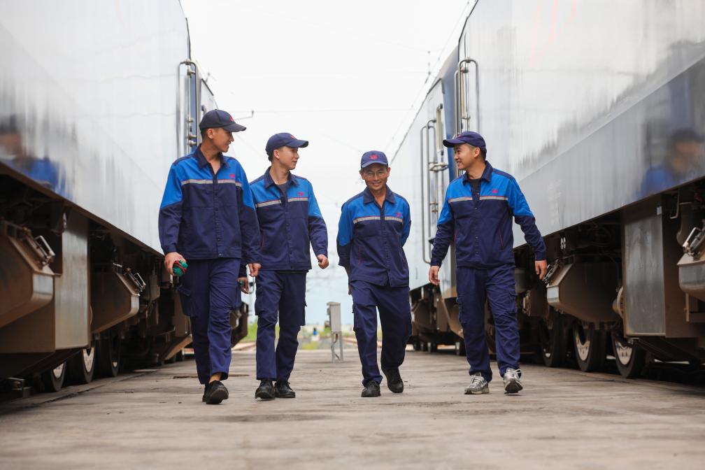 2024年9月9日，來自中國、老撾的師徒4人在中老鐵路萬象運營管理中心的機車檢修庫內。新華社發(fā)（楊永全攝）