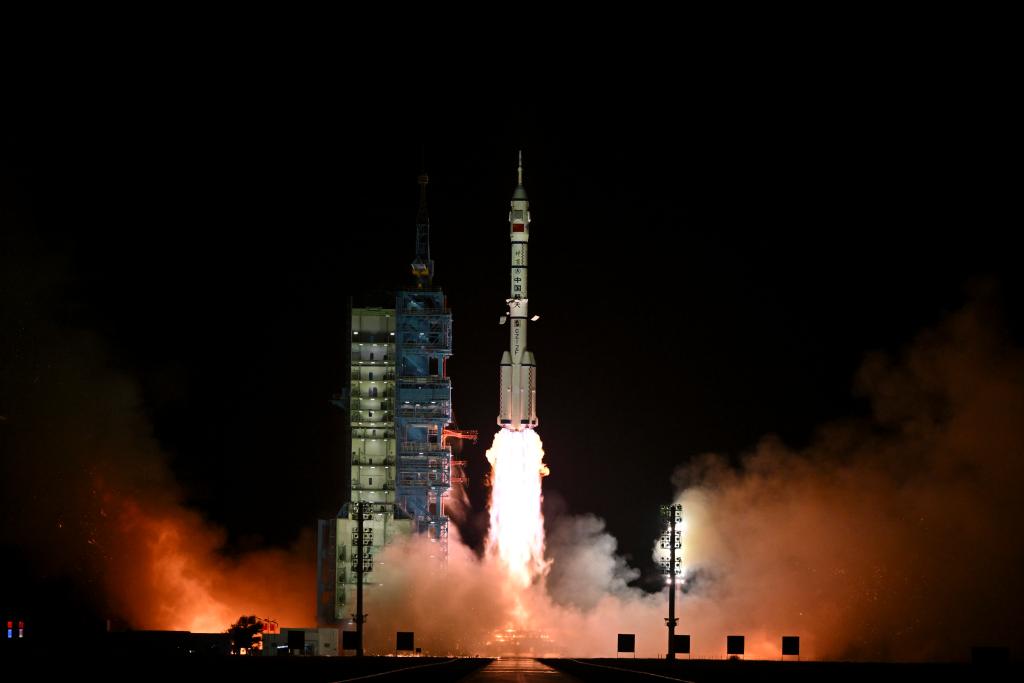 2024年10月30日，搭載神舟十九號載人飛船的長征二號F遙十九運載火箭在酒泉衛(wèi)星發(fā)射中心點火發(fā)射。新華社記者李鑫攝