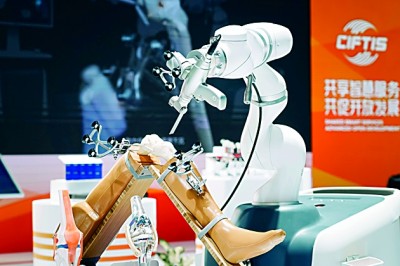2024年中國(guó)國(guó)際服務(wù)貿(mào)易交易會(huì)上展出的人工智能骨科手術(shù)機(jī)器人。新華社發(fā)
