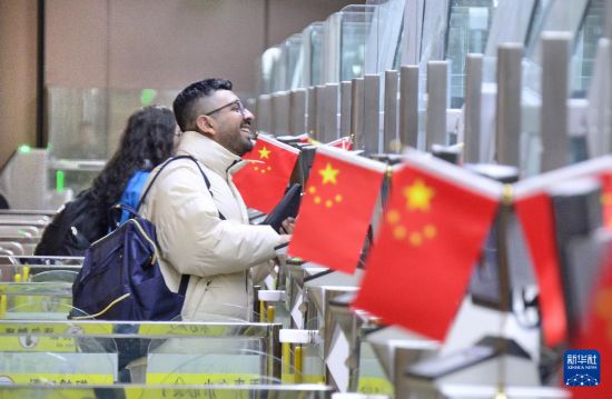 1月2日，國(guó)外旅客通過(guò)大興機(jī)場(chǎng)邊檢站入境。新華社記者 李欣 攝