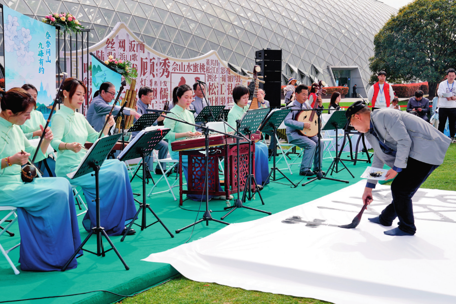 江南絲竹專場音樂會(huì)與書法家的地書表演在上海辰山植物園的“城市美育日”活動(dòng)現(xiàn)場上演（2024 年 3 月 30 日攝）劉穎攝 / 本刊