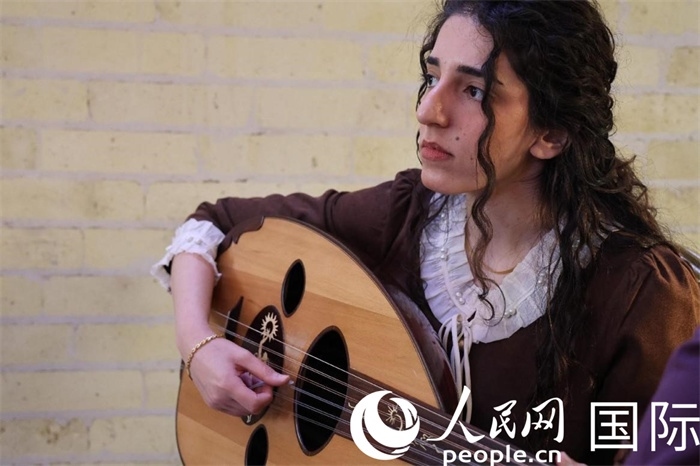 烏德琴女學(xué)員邁希恩。人民網(wǎng) 伊納斯·易卜拉欣攝