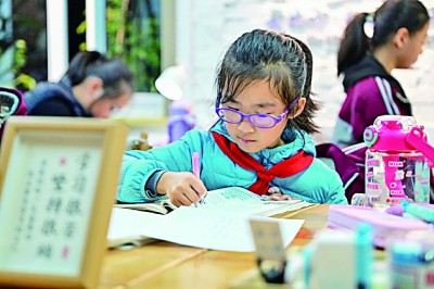 在河南洛陽(yáng)市澗西區(qū)長(zhǎng)安路街道長(zhǎng)安路二社區(qū)共享自習(xí)室內(nèi)，孩子們?cè)趯W(xué)習(xí)。李衛(wèi)超攝/光明圖片