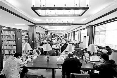 重慶大學(xué)圖書館，大學(xué)生們正在讀書學(xué)習(xí)。孫凱芳攝/光明圖片