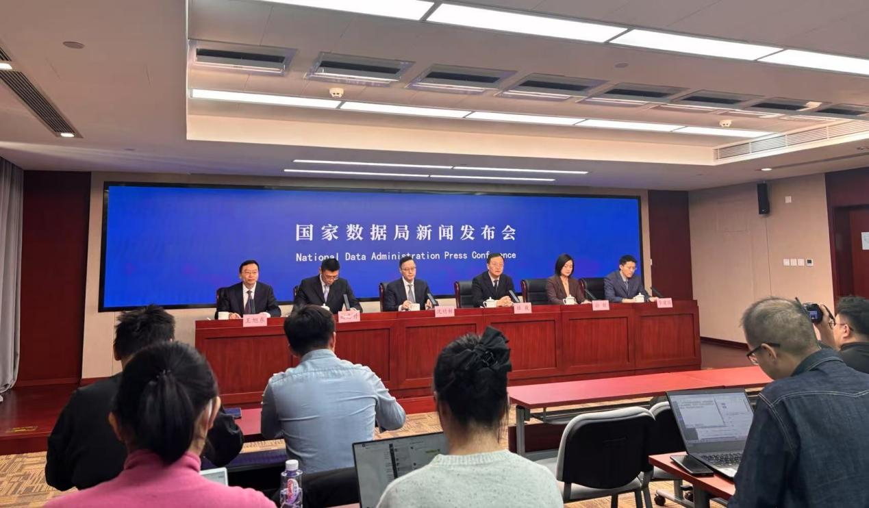 國家數(shù)據(jù)局舉辦關于加快推進國家數(shù)據(jù)基礎設施建設專題新聞發(fā)布會。人民網(wǎng)記者 許維娜攝