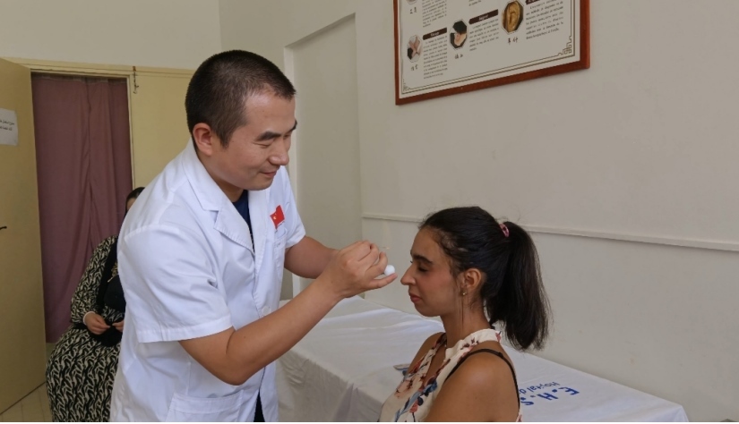 中國醫(yī)生為患者針灸治療。中國援阿爾及利亞醫(yī)療隊(duì)供圖