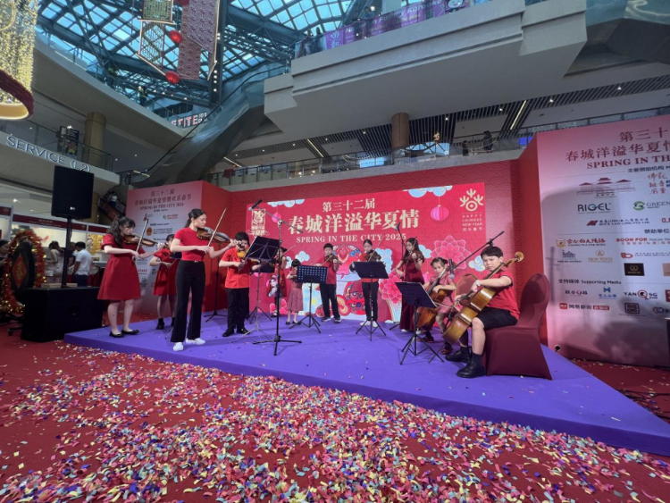 來自中國和新加坡的藝術(shù)團(tuán)體聯(lián)袂表演了歌舞、器樂、武術(shù)、雜技等多種形式的文藝節(jié)目?；顒?dòng)主辦方供圖
