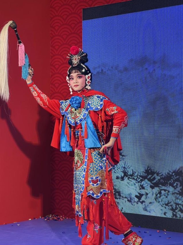 來自中國和新加坡的藝術(shù)團(tuán)體聯(lián)袂表演了歌舞、器樂、武術(shù)、雜技等多種形式的文藝節(jié)目?；顒?dòng)主辦方供圖