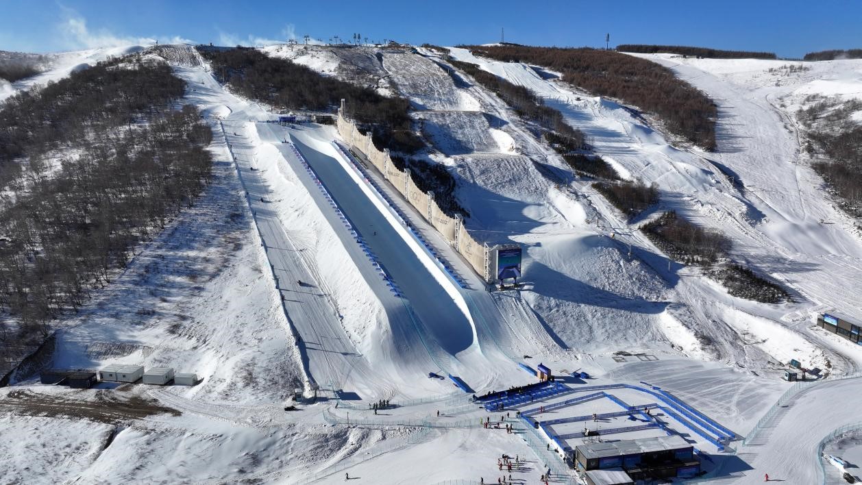2024-2025賽季國(guó)際雪聯(lián)自由式滑雪和單板滑雪U型場(chǎng)地技巧世界杯比賽場(chǎng)地。人民網(wǎng)記者 李兆民攝