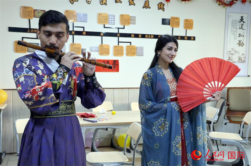 薩拉赫丁大學(xué)中文系學(xué)生們展示才藝。人民網(wǎng)伊納斯·易卜拉欣攝