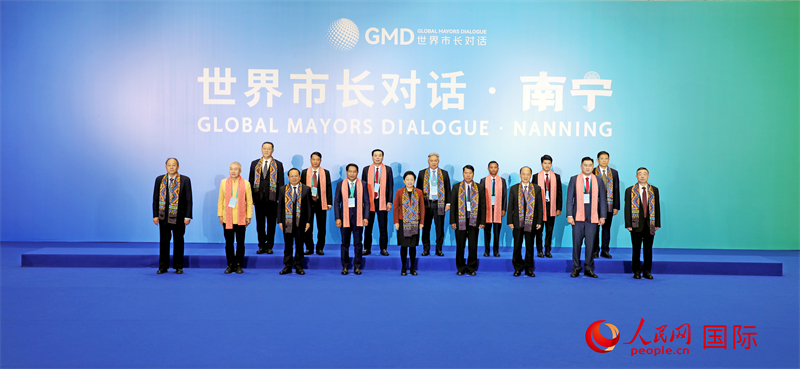 在南寧國(guó)際會(huì)展中心金桂花廳外，參加活動(dòng)的中國(guó)和東盟國(guó)家市長(zhǎng)合影留念。人民網(wǎng)記者 趙益普攝