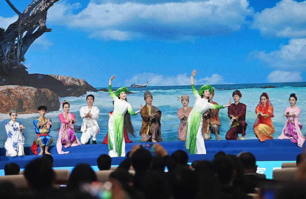 這是1月16日，在南寧國(guó)際會(huì)展中心，演員在“世界市長(zhǎng)對(duì)話·南寧”活動(dòng)間隙表演節(jié)目。新華社記者 陸波岸 攝