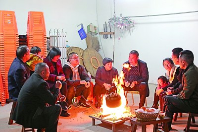 為討論蜜梨產(chǎn)業(yè)發(fā)展事宜，鸕鳥鎮(zhèn)開展“圍爐夜話”。資料圖片
