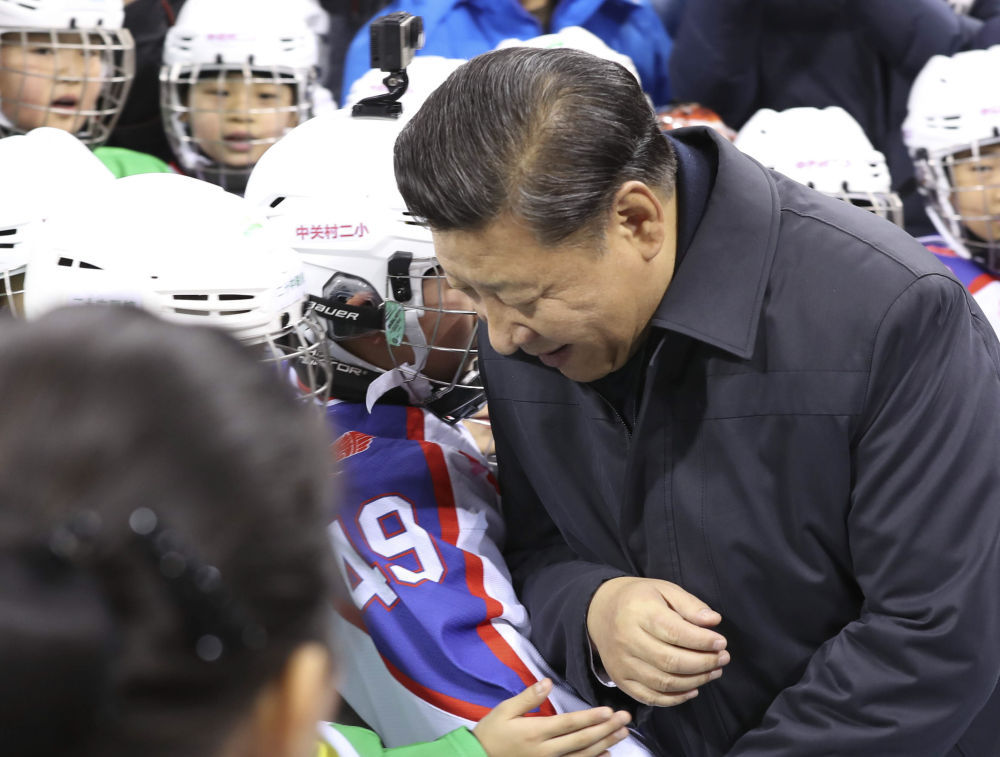 2017年2月24日，習(xí)近平在五棵松體育中心同冰球小隊員“撞肩”互動