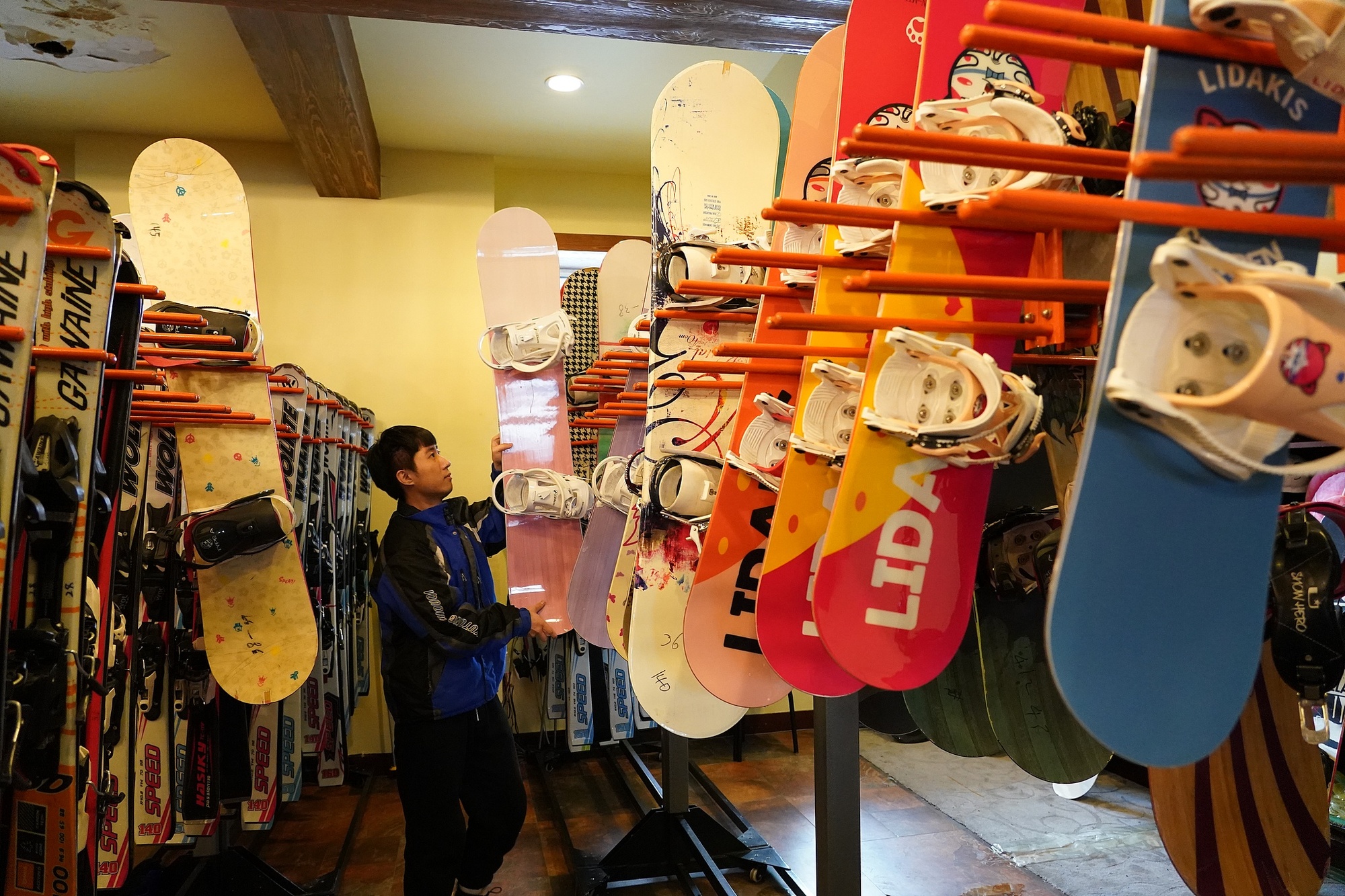 海拉爾滑雪場，工作人員在整理雪具